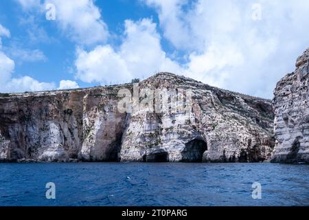 Wied iz Zurrieq, Malte, 2 mai 2023. Ensemble de grottes marines autour de la Grotte Bleue. Ils forment l'un des plus beaux paysages naturels de Malte. Banque D'Images