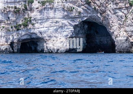 Wied iz Zurrieq, Malte, 2 mai 2023. Ensemble de grottes marines autour de la Grotte Bleue. Ils forment l'un des plus beaux paysages naturels de Malte. Banque D'Images