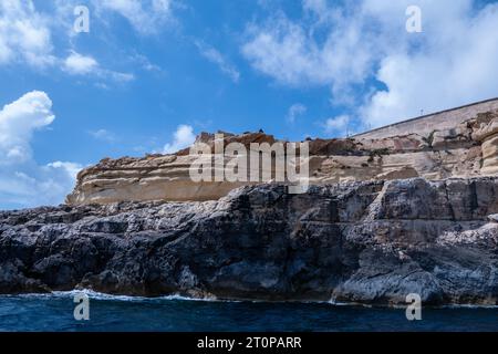 Wied iz Zurrieq, Malte, 2 mai 2023. Ensemble de grottes marines autour de la Grotte Bleue. Ils forment l'un des plus beaux paysages naturels de Malte. Banque D'Images