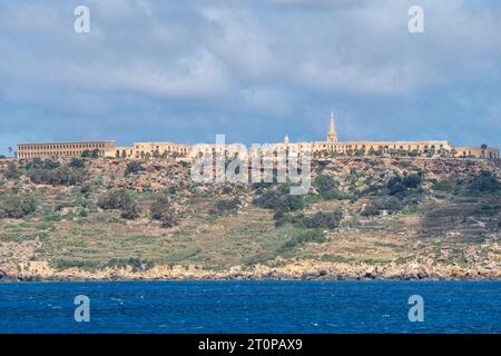 Gozo, Malte, 3 mai 2023. Le fort Chambray est une fortification côtière située sur un promontoire surplombant le port de Mġarr. Banque D'Images