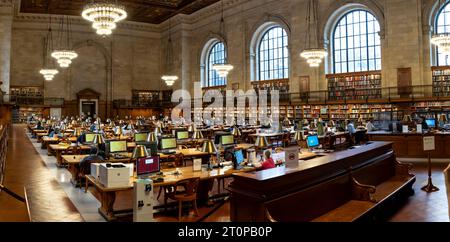 BIBLIOTHÈQUE PUBLIQUE DE NEW YORK, ÉTATS-UNIS - 18 SEPTEMBRE 2023. Un intérieur panoramique d'étudiants lisant et recherchant des sujets dans l'historique Rose main Readin Banque D'Images