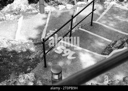 Escalier en pierre peinte blanche numéroté 165 sur 300 menant à l'église du monastère de la Vierge Marie Tsambika (Kyra Psili) Banque D'Images