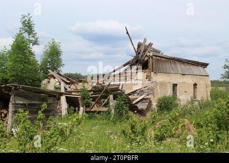 Ferme en pierre abandonnée avec seulement les murs restant à SECE, Lettonie Banque D'Images