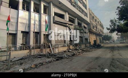 Gaza, Palestine. 8 octobre 2023. (INT) les Palestiniens inspectent les ruines de la tour Watan, tour Palestine, qui ont été détruites par les frappes aériennes israéliennes dans la ville de Gaza. 8 octobre 2023. Gaza, Palestine : les Palestiniens inspectent les ruines de la Tour Watan, Tour Palestine, qui ont été détruites par les frappes aériennes israéliennes dans la ville de Gaza. Les combats ont fait rage entre les forces israéliennes et le mouvement palestinien Hamas le 8 octobre, alors que des centaines de personnes ont été tuées des deux côtés après une attaque surprise contre Israël qui a incité le Premier ministre Benjamin Netanyahu à avertir qu'ils ''embarquaient dans un long et difficile Banque D'Images