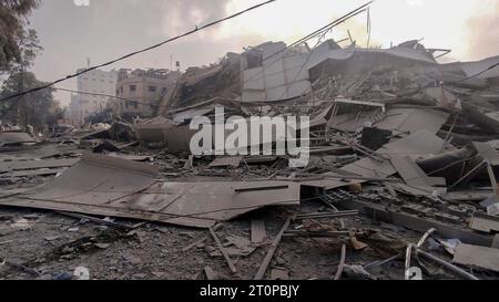 Gaza, Palestine. 8 octobre 2023. (INT) les Palestiniens inspectent les ruines de la tour Watan, tour Palestine, qui ont été détruites par les frappes aériennes israéliennes dans la ville de Gaza. 8 octobre 2023. Gaza, Palestine : les Palestiniens inspectent les ruines de la Tour Watan, Tour Palestine, qui ont été détruites par les frappes aériennes israéliennes dans la ville de Gaza. Les combats ont fait rage entre les forces israéliennes et le mouvement palestinien Hamas le 8 octobre, alors que des centaines de personnes ont été tuées des deux côtés après une attaque surprise contre Israël qui a incité le Premier ministre Benjamin Netanyahu à avertir qu'ils ''embarquaient dans un long et difficile Banque D'Images