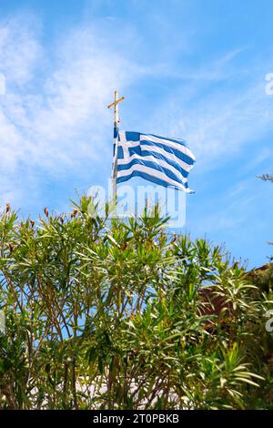 Drapeau national de la Grèce au sommet de la colline du monastère de Tsambika à Rhodes, en Grèce Banque D'Images