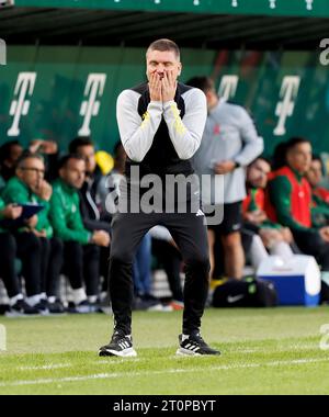 Budapest, Hongrie. 8 octobre 2023. Srdan Blagojevic, entraîneur-chef de DVSC réagit lors du match hongrois OTP Bank Liga entre Ferencvarosi TC et DVSC au Groupama Arena le 8 octobre 2023 à Budapest, Hongrie. Crédit : Laszlo Szirtesi/Alamy Live News Banque D'Images