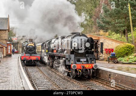 SR 'WC' 4-6-2 No. 127 'Taw Valley' passe devant GWR 'Hall' 4-6-0 No 4930 'Hagley Hall' à Arley sur le chemin de fer de la vallée de la Severn Banque D'Images