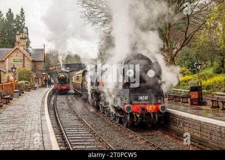 SR 'WC' 4-6-2 No. 127 'Taw Valley' et GWR 'Hall' 4-6-0 No. 4930 'Hagley Hall' à Arley sur le chemin de fer de la vallée de la Severn Banque D'Images