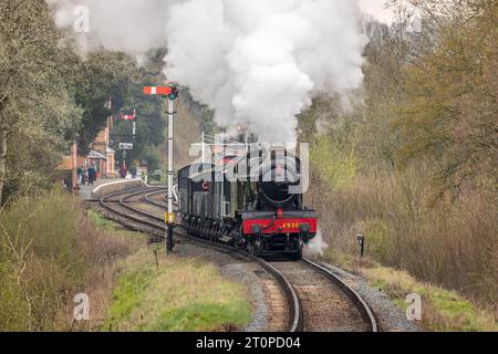 GWR 'Hall' 4-6-0 No. 4930 'Hagley Hall' part de Hampton Loade sur le chemin de fer de la vallée de la Severn avec un train de marchandises court Banque D'Images