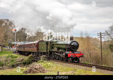 GWR 'Hall' 4-6-0 No. 4930 'Hagley Hall' part de Highley station, Severn Valley Railway, Worcestershire, Angleterre, Royaume-Uni Banque D'Images