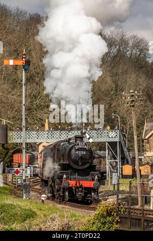 BR '4MT' 2-6-0 No. 43106 part de la station Highley sur Severn Valley Railway, Worcestershire Banque D'Images