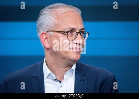 Landtagswahl Hessen Tarek Al-Wazir Spitzenkandidat der Gruenen fuer die Landtagswahl in Hessen im Fernsehinterview nach den ersten Hochrechnungen der Landtagswahl 2023 in Hessen, Wiesbaden, 08.10.2023 Wiesbaden Hessen Deutschland *** élection d'Etat Hesse Tarek Al Wazir Premier candidat des Verts pour l'élection d'Etat en Hesse dans une interview télévisée après les premières projections de l'élection d'Etat 2023 en Hesse, Wiesbaden, 08 10 2023 Wiesbaden Hesse Allemagne crédit : Imago/Alamy Live News Banque D'Images