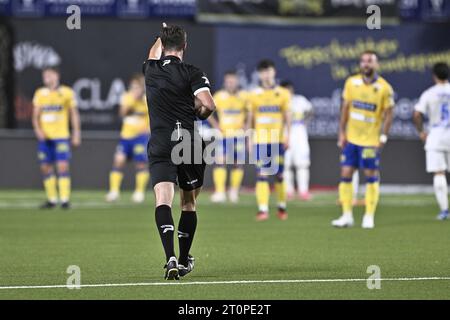Sint Truiden, Belgique. 08 octobre 2023. L'arbitre Kevin Van Damme donne un penalty lors d'un match de football entre Sint-Truidense VV et Royal Union Saint-Gilloise, dimanche 08 octobre 2023 à Sint-Truiden, le jour 10 de la 2023-2024 'Jupiler Pro League' première division du championnat belge. BELGA PHOTO JOHAN EYCKENS crédit : Belga News Agency/Alamy Live News Banque D'Images