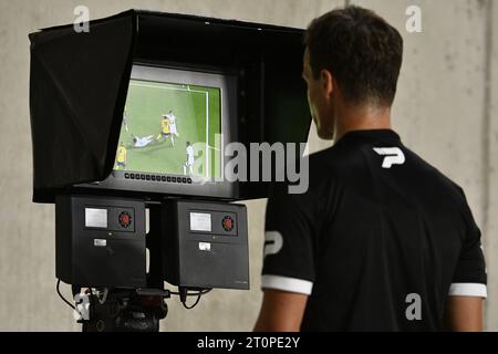 Sint Truiden, Belgique. 08 octobre 2023. Arbitre Kevin Van Damme regardant l'arbitre vidéo VAR lors d'un match de football entre Sint-Truidense VV et Royal Union Saint-Gilloise, dimanche 08 octobre 2023 à Sint-Truiden, le jour 10 de la 2023-2024 'Jupiler Pro League' première division du championnat belge. BELGA PHOTO JOHAN EYCKENS crédit : Belga News Agency/Alamy Live News Banque D'Images