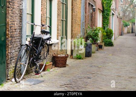 Les vélos garés sur un pittoresque rue néerlandais aux Pays-Bas. Banque D'Images