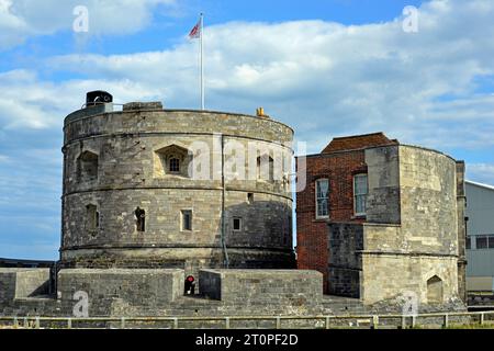 La face nord du château de Calshot situé sur Calshot Spit à la jonction de Southampton Water et du Solent. Ce fort d'artillerie date de 1539. Banque D'Images