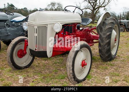 Tracteur vintage blanc et rouge Banque D'Images