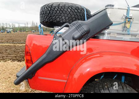 Étui de fusil de chasse sur le côté d'un véhicule adapté par Arctic Trucks pour les conditions extrêmes. Ce véhicule a été présenté dans Top Gear et a pris Jeremy Clarkso Banque D'Images