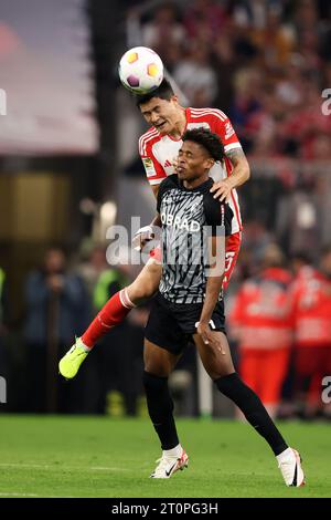 MUNICH, ALLEMAGNE - 08 OCTOBRE : min Jae Kim du FC Bayern Muenchen affronte le Junior Adamu du SC Freiburg lors du match de Bundesliga entre le FC Bayern München et le Sport-Club Freiburg à l'Allianz Arena le 08 octobre 2023 à Munich, Allemagne. © diebilderwelt / Alamy Live News Banque D'Images