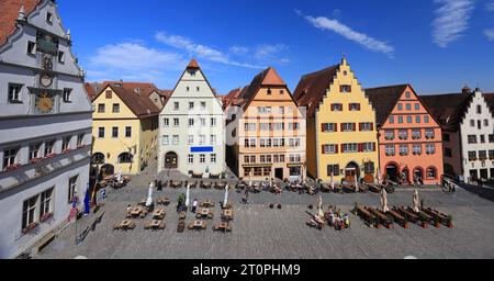Markplatz avec maisons traditionnelles, Rothenburg ob der Tauber, Franconie centrale en Bavière, Allemagne Banque D'Images