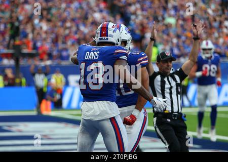 Tottenham Hotspur Stadium, Londres, Royaume-Uni. 8 octobre 2023. NFL UK football, Jacksonville Jaguars contre Buffalo Bills ; Gabe Davis, receveur Wide des Buffalo Bills, célèbre son touchdown pour 18-13. Crédit : action plus Sports/Alamy Live News Banque D'Images