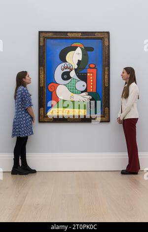 LONDRES, ROYAUME-UNI - 06 OCTOBRE 2023 : les membres du personnel de la galerie regardent un tableau de Pablo Picasso, Femme à la montre, 1932, estimé à plus de 120 000 000 $ lors d'un photocall à la maison de vente aux enchères Sotheby's présentant les points forts de la collection Emily Fisher Landau à Londres, Royaume-Uni, le 06 octobre 2023. Les œuvres de la collection d’art moderne, d’après-guerre et contemporain seront exposées chez Sotheby’s à Londres du 7 au 11 octobre avant d’être proposées lors de deux ventes aux enchères dédiées à New York en novembre. (Photo de Wiktor Szymanowicz/NurPhoto) Banque D'Images