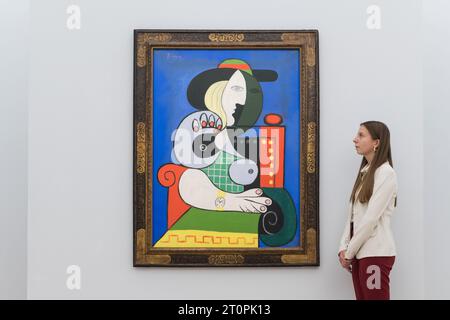 LONDRES, ROYAUME-UNI - 06 OCTOBRE 2023 : un membre du personnel de la galerie regarde un tableau de Pablo Picasso, Femme à la montre, 1932, estimé à plus de 120 000 000 $ lors d'un photocall à la maison de vente aux enchères Sotheby's présentant les points forts de la collection Emily Fisher Landau à Londres, au Royaume-Uni, le 06 octobre 2023. Les œuvres de la collection d’art moderne, d’après-guerre et contemporain seront exposées chez Sotheby’s à Londres du 7 au 11 octobre avant d’être proposées lors de deux ventes aux enchères dédiées à New York en novembre. (Photo de Wiktor Szymanowicz/NurPhoto) Banque D'Images