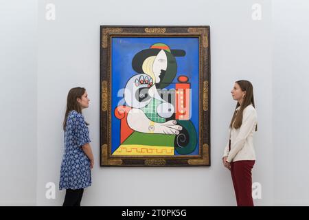 LONDRES, ROYAUME-UNI - 06 OCTOBRE 2023 : les membres du personnel de la galerie regardent un tableau de Pablo Picasso, Femme à la montre, 1932, estimé à plus de 120 000 000 $ lors d'un photocall à la maison de vente aux enchères Sotheby's présentant les points forts de la collection Emily Fisher Landau à Londres, Royaume-Uni, le 06 octobre 2023. Les œuvres de la collection d’art moderne, d’après-guerre et contemporain seront exposées chez Sotheby’s à Londres du 7 au 11 octobre avant d’être proposées lors de deux ventes aux enchères dédiées à New York en novembre. (Photo de Wiktor Szymanowicz/NurPhoto) Banque D'Images