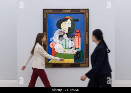 LONDRES, ROYAUME-UNI - 06 OCTOBRE 2023 : les membres du personnel de la galerie passent devant un tableau de Pablo Picasso, Femme à la montre, 1932, estimé à plus de 120 000 000 $ lors d'un photocall à la maison de vente aux enchères Sotheby's présentant les points forts de la collection Emily Fisher Landau à Londres, au Royaume-Uni, le 06 octobre 2023. Les œuvres de la collection d’art moderne, d’après-guerre et contemporain seront exposées chez Sotheby’s à Londres du 7 au 11 octobre avant d’être proposées lors de deux ventes aux enchères dédiées à New York en novembre. (Photo de Wiktor Szymanowicz/NurPhoto) Banque D'Images