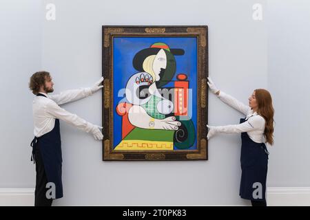 LONDRES, ROYAUME-UNI - 06 OCTOBRE 2023 : des membres du personnel de la galerie tiennent un tableau de Pablo Picasso, Femme à la montre, 1932, estimé à plus de 120 000 000 $ lors d'un photocall à la maison de vente aux enchères Sotheby's présentant les points forts de la collection Emily Fisher Landau à Londres, Royaume-Uni, le 06 octobre 2023. Les œuvres de la collection d’art moderne, d’après-guerre et contemporain seront exposées chez Sotheby’s à Londres du 7 au 11 octobre avant d’être proposées lors de deux ventes aux enchères dédiées à New York en novembre. (Photo de Wiktor Szymanowicz/NurPhoto) Banque D'Images