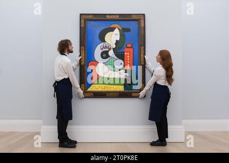 LONDRES, ROYAUME-UNI - 06 OCTOBRE 2023 : des membres du personnel de la galerie tiennent un tableau de Pablo Picasso, Femme à la montre, 1932, estimé à plus de 120 000 000 $ lors d'un photocall à la maison de vente aux enchères Sotheby's présentant les points forts de la collection Emily Fisher Landau à Londres, Royaume-Uni, le 06 octobre 2023. Les œuvres de la collection d’art moderne, d’après-guerre et contemporain seront exposées chez Sotheby’s à Londres du 7 au 11 octobre avant d’être proposées lors de deux ventes aux enchères dédiées à New York en novembre. (Photo de Wiktor Szymanowicz/NurPhoto) Banque D'Images