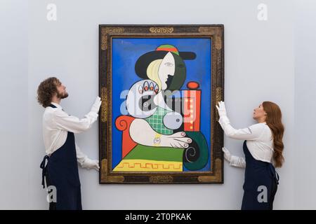 LONDRES, ROYAUME-UNI - 06 OCTOBRE 2023 : des membres du personnel de la galerie tiennent un tableau de Pablo Picasso, Femme à la montre, 1932, estimé à plus de 120 000 000 $ lors d'un photocall à la maison de vente aux enchères Sotheby's présentant les points forts de la collection Emily Fisher Landau à Londres, Royaume-Uni, le 06 octobre 2023. Les œuvres de la collection d’art moderne, d’après-guerre et contemporain seront exposées chez Sotheby’s à Londres du 7 au 11 octobre avant d’être proposées lors de deux ventes aux enchères dédiées à New York en novembre. (Photo de Wiktor Szymanowicz/NurPhoto) Banque D'Images