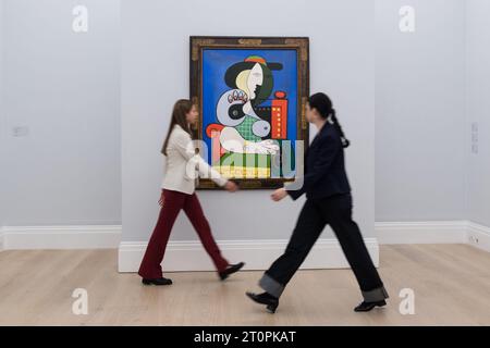 LONDRES, ROYAUME-UNI - 06 OCTOBRE 2023 : les membres du personnel de la galerie passent devant un tableau de Pablo Picasso, Femme à la montre, 1932, estimé à plus de 120 000 000 $ lors d'un photocall à la maison de vente aux enchères Sotheby's présentant les points forts de la collection Emily Fisher Landau à Londres, au Royaume-Uni, le 06 octobre 2023. Les œuvres de la collection d’art moderne, d’après-guerre et contemporain seront exposées chez Sotheby’s à Londres du 7 au 11 octobre avant d’être proposées lors de deux ventes aux enchères dédiées à New York en novembre. (Photo de Wiktor Szymanowicz/NurPhoto) Banque D'Images
