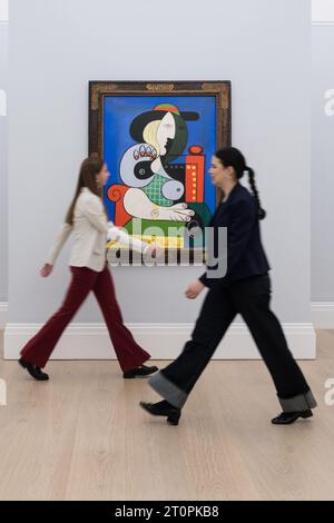 LONDRES, ROYAUME-UNI - 06 OCTOBRE 2023 : les membres du personnel de la galerie passent devant un tableau de Pablo Picasso, Femme à la montre, 1932, estimé à plus de 120 000 000 $ lors d'un photocall à la maison de vente aux enchères Sotheby's présentant les points forts de la collection Emily Fisher Landau à Londres, au Royaume-Uni, le 06 octobre 2023. Les œuvres de la collection d’art moderne, d’après-guerre et contemporain seront exposées chez Sotheby’s à Londres du 7 au 11 octobre avant d’être proposées lors de deux ventes aux enchères dédiées à New York en novembre. (Photo de Wiktor Szymanowicz/NurPhoto) Banque D'Images