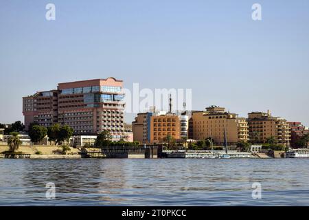 Promenade pittoresque à Louxor. Bateaux d'excursion sur le Nil. Voyage de vacances, de loisirs et d'aventure. Louxor, Égypte - octobre 2021 Banque D'Images