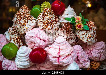 Belles devantures de magasins décorées avec glaces, sucreries et produits locaux dans la ville d'Annecy, haute Savoie, en France Banque D'Images