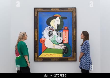 LONDRES, ROYAUME-UNI - 06 OCTOBRE 2023 : les membres du personnel de la galerie regardent un tableau de Pablo Picasso, Femme à la montre, 1932, estimé à plus de 120 000 000 $ lors d'un photocall à la maison de vente aux enchères Sotheby's présentant les points forts de la collection Emily Fisher Landau à Londres, Royaume-Uni, le 06 octobre 2023. Les œuvres de la collection d’art moderne, d’après-guerre et contemporain seront exposées chez Sotheby’s à Londres du 7 au 11 octobre avant d’être proposées lors de deux ventes aux enchères dédiées à New York en novembre. (Photo de Wiktor Szymanowicz/NurPhoto) Banque D'Images