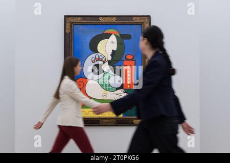 LONDRES, ROYAUME-UNI - 06 OCTOBRE 2023 : les membres du personnel de la galerie passent devant un tableau de Pablo Picasso, Femme à la montre, 1932, estimé à plus de 120 000 000 $ lors d'un photocall à la maison de vente aux enchères Sotheby's présentant les points forts de la collection Emily Fisher Landau à Londres, au Royaume-Uni, le 06 octobre 2023. Les œuvres de la collection d’art moderne, d’après-guerre et contemporain seront exposées chez Sotheby’s à Londres du 7 au 11 octobre avant d’être proposées lors de deux ventes aux enchères dédiées à New York en novembre. (Photo de Wiktor Szymanowicz/NurPhoto) Banque D'Images