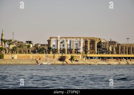 Promenade pittoresque à Louxor. Bateaux d'excursion sur le Nil. Voyage de vacances, de loisirs et d'aventure. Louxor, Égypte - octobre 2021 Banque D'Images