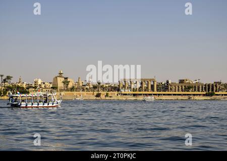 Promenade pittoresque à Louxor. Bateaux d'excursion sur le Nil. Voyage de vacances, de loisirs et d'aventure. Louxor, Égypte - octobre 2021 Banque D'Images