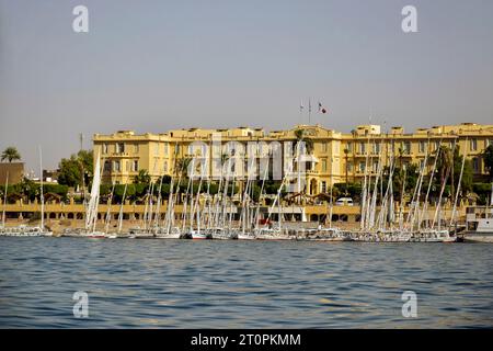 Promenade pittoresque à Louxor. Bateaux d'excursion sur le Nil. Voyage de vacances, de loisirs et d'aventure. Louxor, Égypte - octobre 2021 Banque D'Images