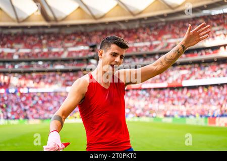 Madrid, Espagne. 08 octobre 2023. Alvaro Morata (Atletico Madrid) célèbre la victoire de son équipe à la fin du match de football du championnat espagnol la Liga EA Sports entre Atletico Madrid vs Real Sociedad joué au stade Civitas Metropolitano le 08 octobre 2023 à Madrid, Espagne crédit : Agence photo indépendante / Alamy Live News Banque D'Images