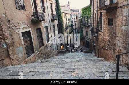 En regardant vers le bas le long de l'emblématique Pujada de Sant Domènec avec son café sur les escaliers à mi-chemin, Gérone, Espagne Banque D'Images