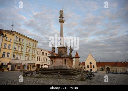 Znojmo, Moravie, République tchèque - septembre 30 2023 : colonne de peste ou Morovy Sloup sur la place Masaryk en soirée Banque D'Images