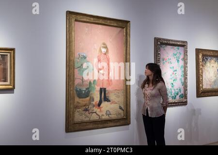 LONDRES, ROYAUME-UNI - 06 OCTOBRE 2023 : un membre du personnel de la galerie regarde un tableau d'Aristide Maillol (1861-1944), Portrait de Mademoiselle Jeanne Faraill, 1888-1889, estimé £800 000 - 1 200 000, lors d'un photocall à la maison de vente aux enchères Christie's présentant les faits saillants de la collection privée de Sam Josefowitz à Londres, Royaume-Uni, le 06 octobre 2023. La collection couvrant des œuvres allant des antiquités au post-impressionniste sera proposée à travers six ventes en direct et en ligne à Londres et Paris. (Photo de Wiktor Szymanowicz/NurPhoto) Banque D'Images