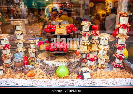 Belles devantures de magasins décorées avec des bonbons et des produits locaux dans la ville d'Annecy, en France Banque D'Images