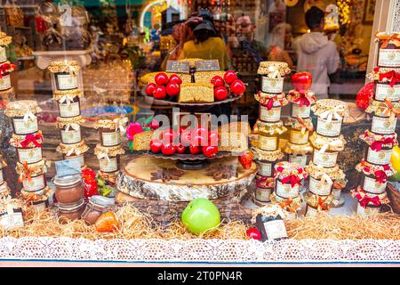 Belles devantures de magasins décorées avec des bonbons et des produits locaux dans la ville d'Annecy, en France Banque D'Images