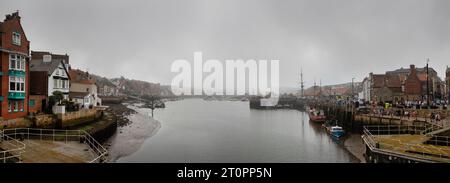 Whitby Swing Bridge. Whitby est une ville balnéaire du Yorkshire, dans le nord de l'Angleterre, divisée par la rivière Esk. Banque D'Images