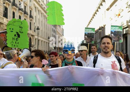 Madrid, Espagne. 08 octobre 2023. Les manifestants brandissent des pancartes et une bannière exprimant leur opinion lors de la manifestation contre l'abattage des arbres à Madrid. Des centaines d’habitants de Madrid ont manifesté dans le centre-ville contre l’abattage massif d’arbres dans la capitale espagnole en raison des travaux d’agrandissement de la ligne 11 du métro. (Photo de David Canales/SOPA Images/Sipa USA) crédit : SIPA USA/Alamy Live News Banque D'Images